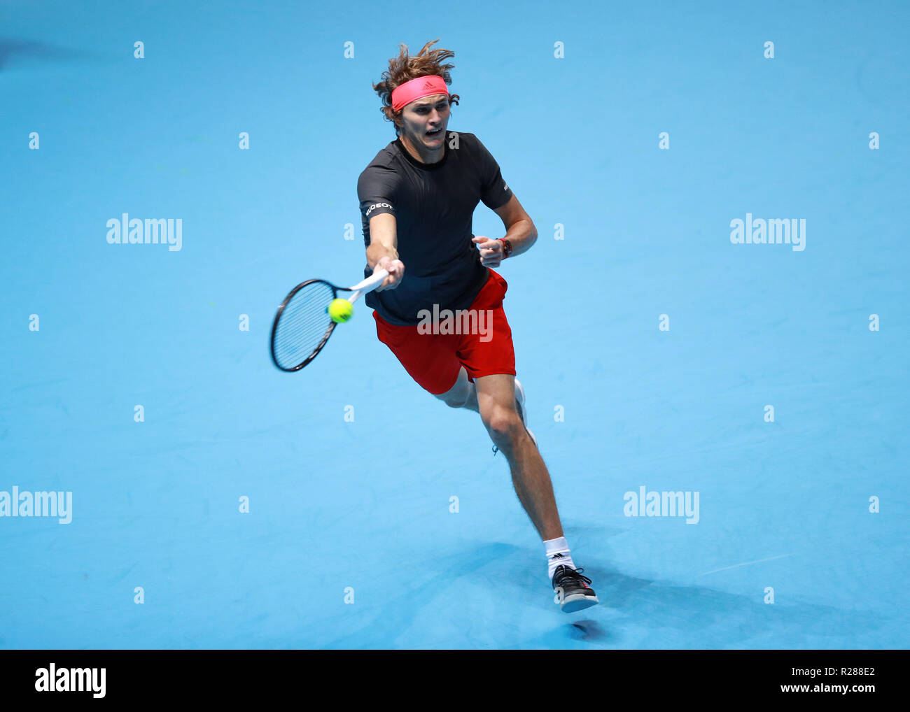 17 novembre 2018, O2 Arena, London, England ; Nitto ATP Tennis finale ; Alexander Zverev (GER) avec un coup droit tourné dans son match contre Roger Federer (SUI) Banque D'Images