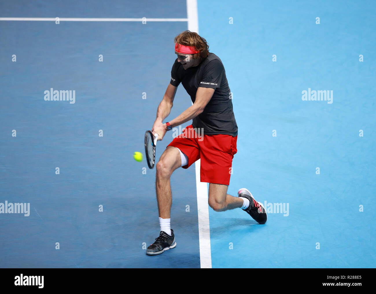 17 novembre 2018, O2 Arena, London, England ; Nitto ATP Tennis finale ; Alexander Zverev (GER) avec un tir du revers dans son match contre Roger Federer (SUI) Banque D'Images