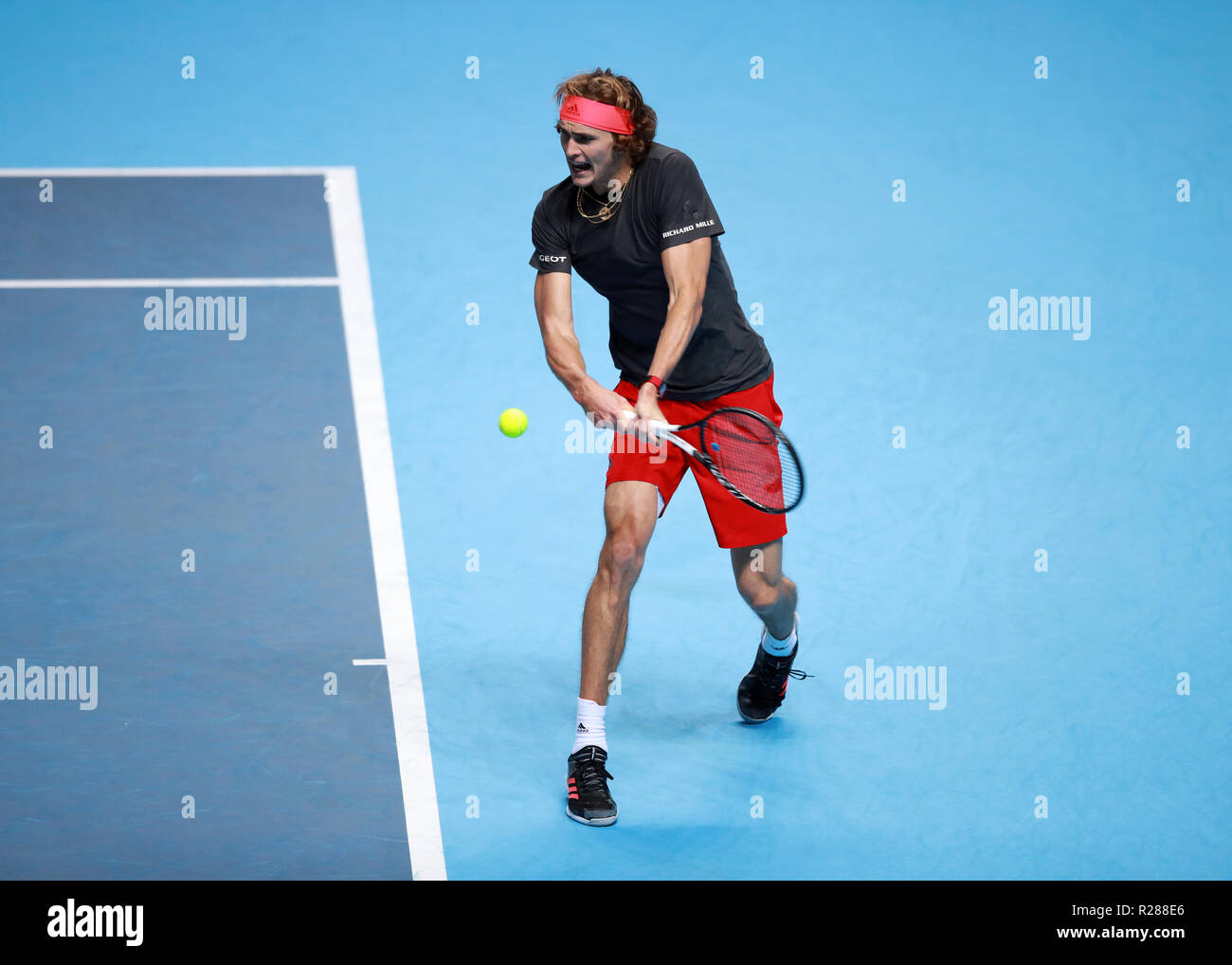 17 novembre 2018, O2 Arena, London, England ; Nitto ATP Tennis finale ; Alexander Zverev (GER) avec un tir du revers dans son match contre Roger Federer (SUI) Banque D'Images