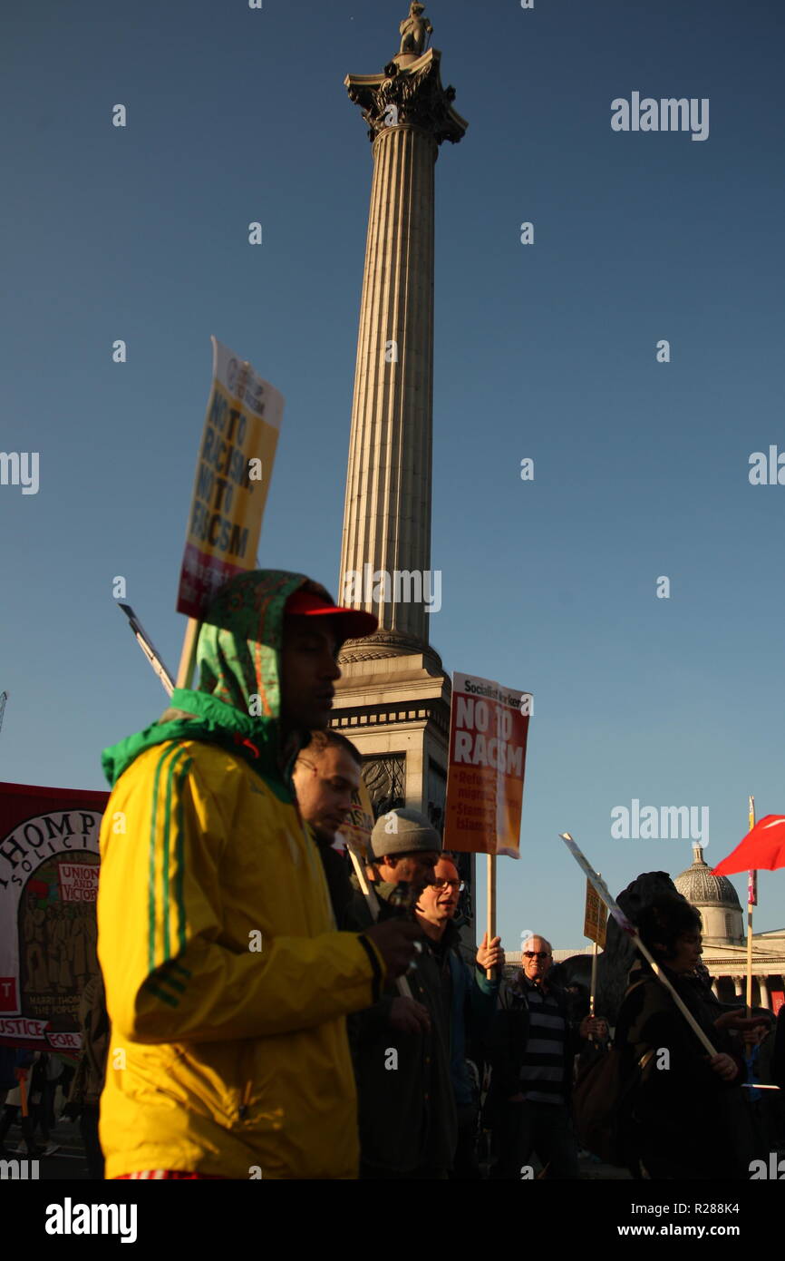 Londres, Royaume-Uni, 17 novembre 2018.Des milliers de personnes dans les rues de Londres pour protester contre la montée du racisme, le crime de haine et une extrême droite à l'échelle nationale et mondiale. La marche part de Portland Place, où la BBC est fondée, avant de se rendre à Londres à Whitehall. L'événement est organisé par s'unir contre le fascisme, contre le racisme et le racisme et la haine de la musique l'amour soutenu par le TUC, qui représente le leader du Royaume-Uni des syndicats. Roland Ravenhill/Alamy Live News Banque D'Images