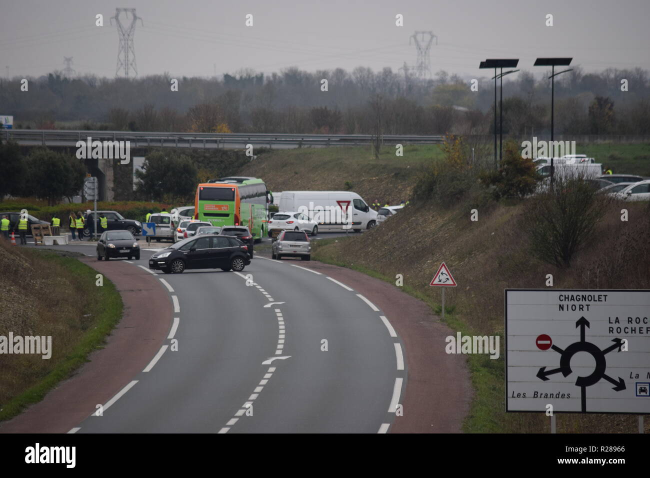 La Rochelle, France. 17 novembre, 2018. Des milliers de pilotes français victimes de la forte hausse des prix du carburant (diesel, essence), accentué par la politique fiscale du Président Emmanuel Macron, montrent leur mécontentement dans toute la France ce 17 novembre 2018. Credit : Fabrice Restier/Alamy Live News Banque D'Images