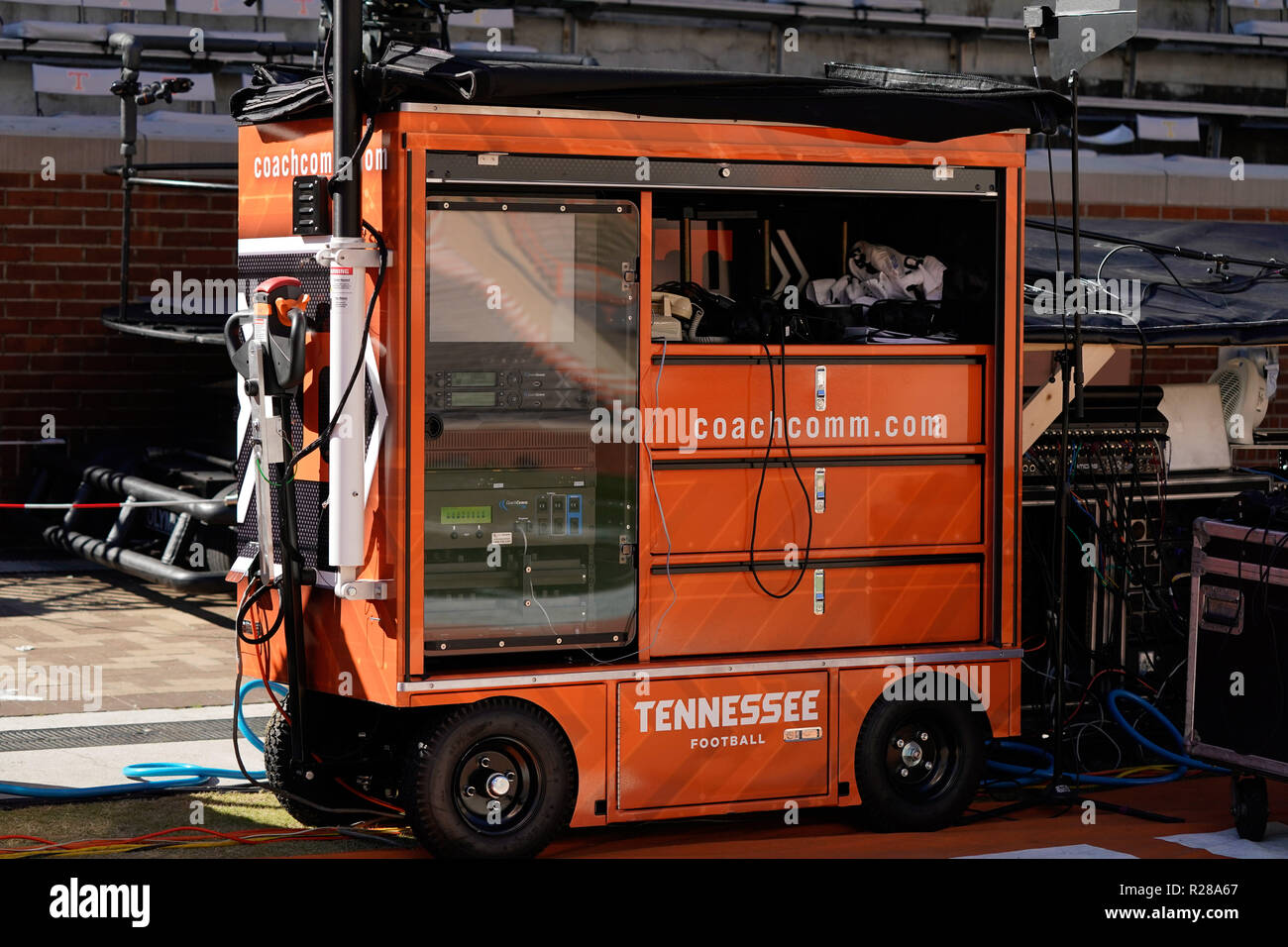 Novembre 17, 2018 : New York Volunteers on field communications centre avant la NCAA football match entre les bénévoles de l'Université du Tennessee et de l'Université du Missouri Tigers à Knoxville, TN/CSM Gangloff Tim Banque D'Images