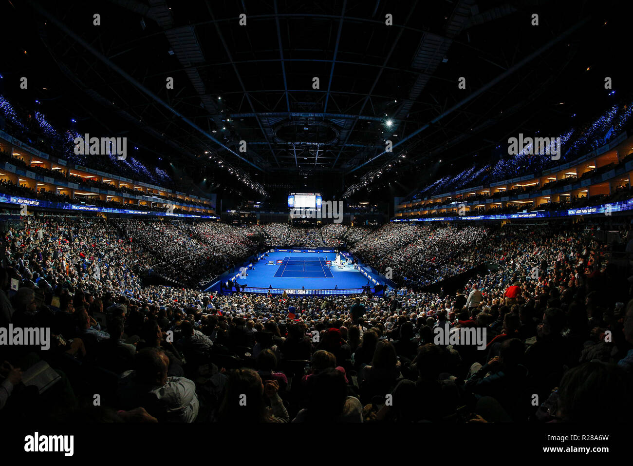 17 novembre 2018, O2 Arena, London, England ; Nitto ATP Tennis finale ; Fans regarder le match de demi-finale entre Alexander Zverev (GER) et Roger Federer (SUI) Banque D'Images