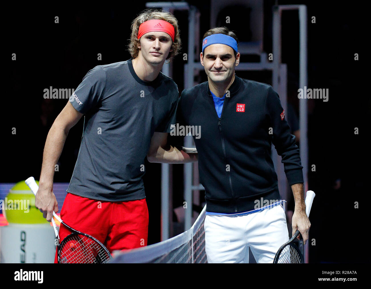 17 novembre 2018, O2 Arena, London, England ; Nitto ATP Tennis finale ; Alexander Zverev (GER) et Roger Federer (SUI) posent pour des photos ensemble avant leur demi-finale Banque D'Images