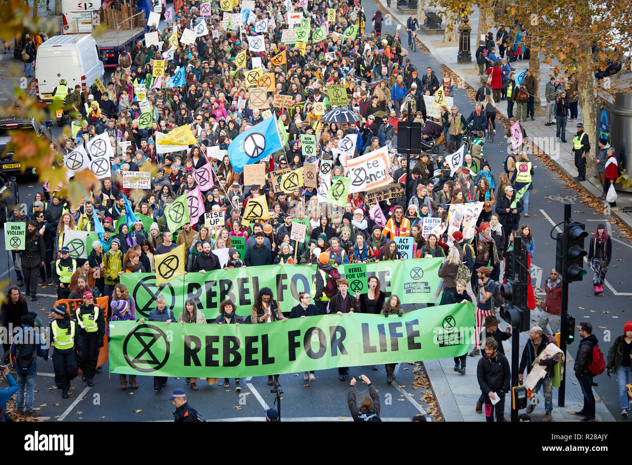Londres, Royaume-Uni. - Le 17 novembre 2018 : Extinction des manifestants marchant sur le changement climatique de la rébellion le long de la digue. Banque D'Images