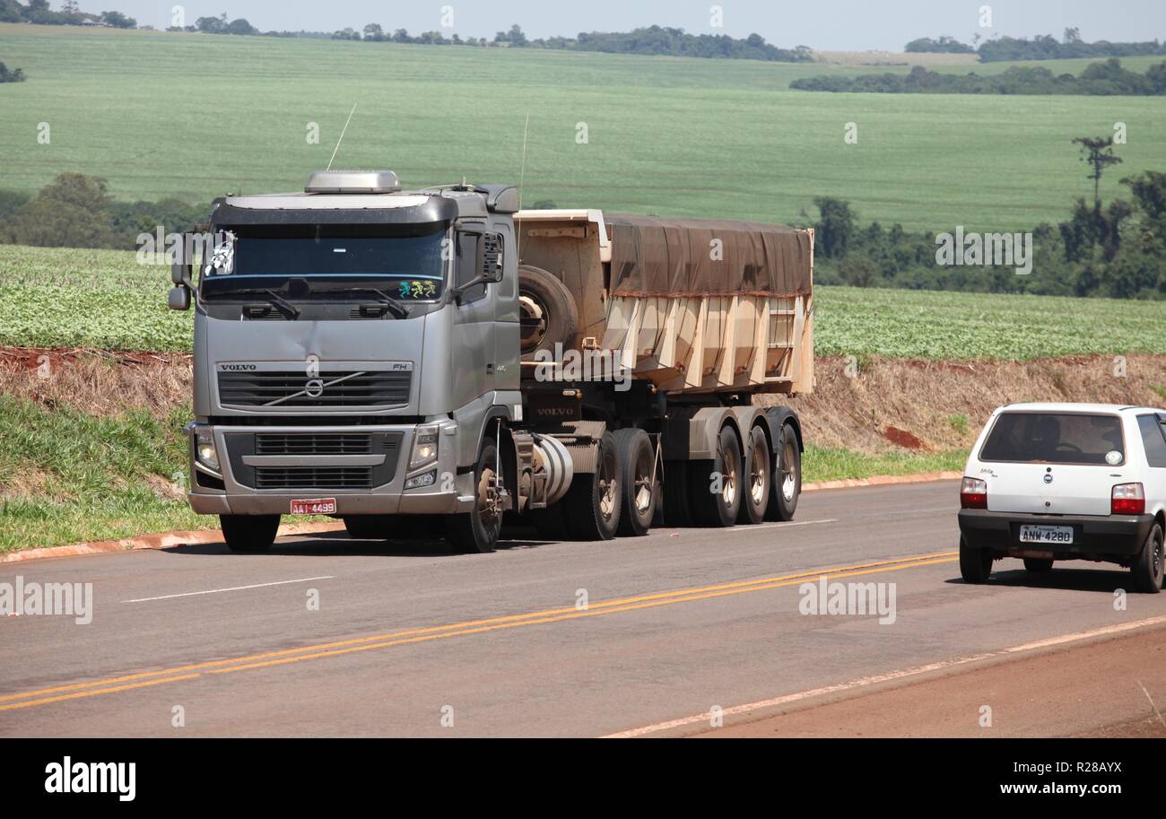 CAMPO MOURÃO, Communication - 17.11.2018 : TRANSPORTE DE CARGAS NO 23 - Transport des marchandises sur le BR-487 highway à Campo Mourão, dans la région Centre-Ouest du Paraná. Dans la photo, le fret en transit des camions de l'autoroute BR-487. (Photo : Dirceu Portugal/Fotoarena) Banque D'Images