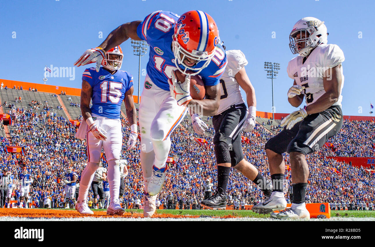 Les Gators de Floride receveur Josh Hammond (10) sur une passe de 8 verges à jouer, ses équipes septième touchdown durant la première moitié, défendu par l'Idaho vandales arrière défensif Lloyd Hightower (5) et Ty linebacker Graham (10) dans un match de football de la NCAA à l'Université de Floride, le samedi, Novembre 17, 2018. (Gary Lloyd McCullough/Cal Sport Media) Banque D'Images