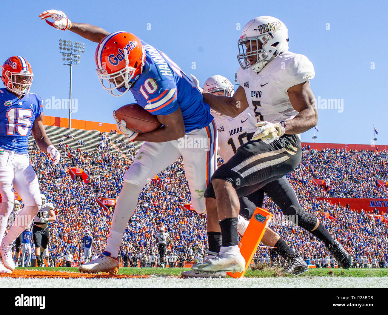 Les Gators de Floride receveur Josh Hammond (10) sur une passe de 8 verges à jouer, ses équipes septième touchdown durant la première moitié, défendu par l'Idaho vandales arrière défensif Lloyd Hightower (5) et Ty linebacker Graham (10) dans un match de football de la NCAA à l'Université de Floride, le samedi, Novembre 17, 2018. (Gary Lloyd McCullough/Cal Sport Media) Banque D'Images