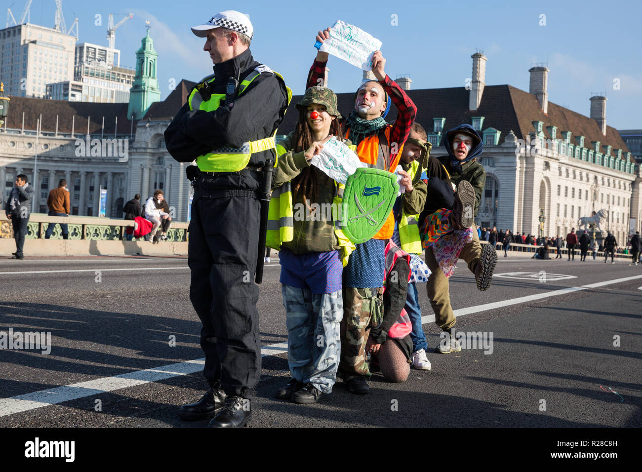 Londres, Royaume-Uni. 17 novembre, 2018. De Clowns rebelles insurgés de l'armée clandestine de clown (CIRCA) soutenir la rébellion Extinction de bloquer le pont de Westminster, l'un des cinq ponts bloqués dans le centre de Londres, dans le cadre d'un événement pour souligner la Journée de la rébellion criminelle "l'inaction face au changement climatique et catastrophe catastrophe écologique" par le gouvernement britannique dans le cadre d'un programme de désobéissance civile au cours de laquelle des dizaines de militants ont été arrêtés. Credit : Mark Kerrison/Alamy Live News Banque D'Images