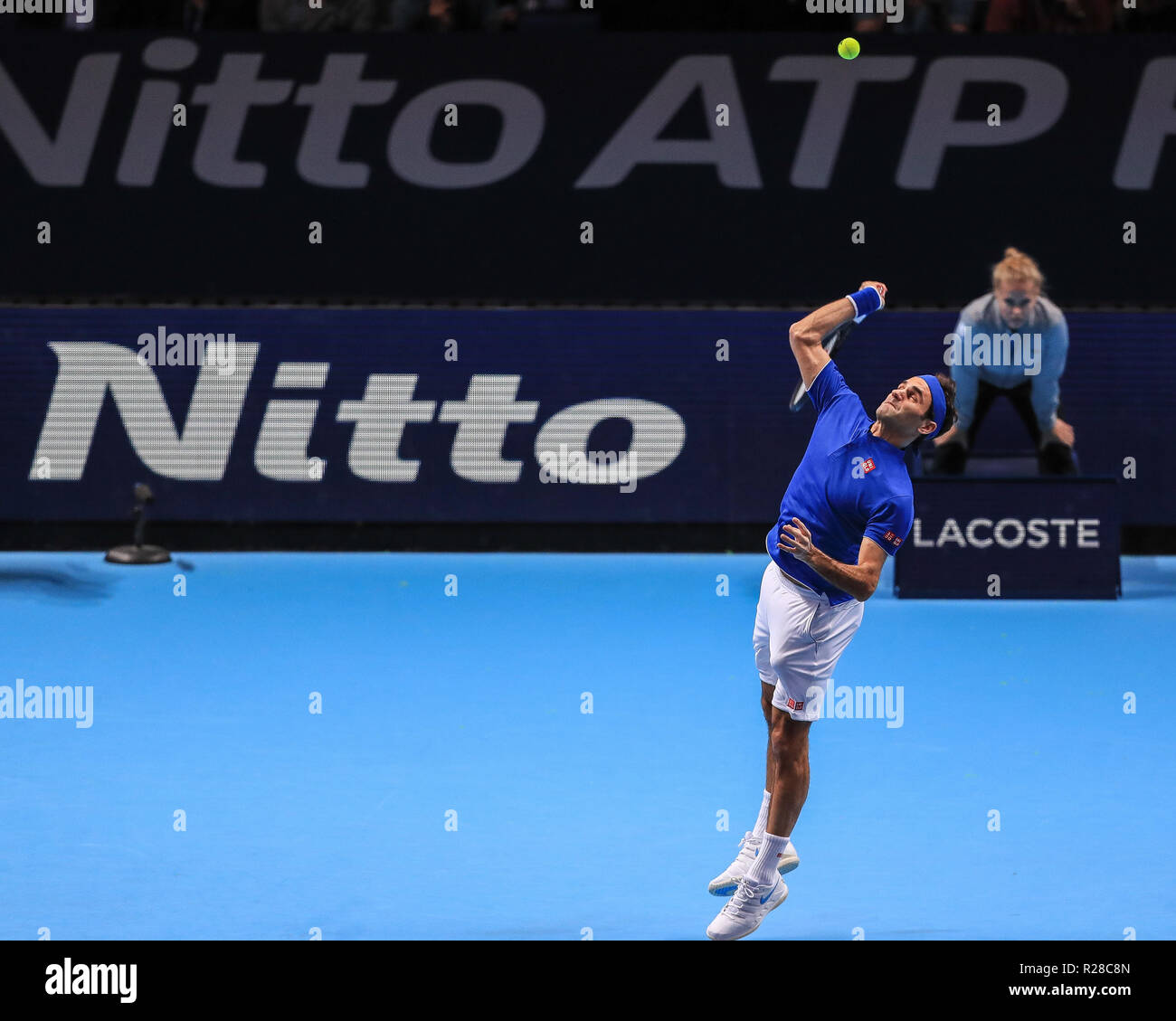 Londres, Royaume-Uni. 17 novembre, 2018. Nitto ATP World Tour finals ; la Suisse de Roger Federer en action lors de leur match contre Alexander Zverev Allemagne de Romena Fogliati Crédit : Crédit : Images Actualités/News Images /Alamy Live News Banque D'Images