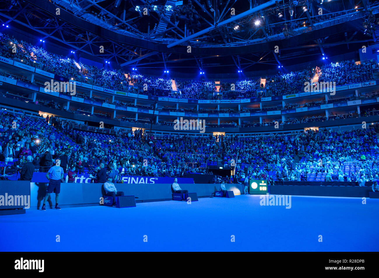 O2, Londres, Royaume-Uni. 17 novembre, 2018. Demi-finales jour du tournoi à l'O2 Arena de Londres, soir match de simple. Novak Djokovic (SRB), classé 1, joue Kevin Anderson (RSA), classé 4. Djokovic gagne 6-2 6-2 à jouer Zverev en finale. Credit : Malcolm Park/Alamy Live News. Banque D'Images