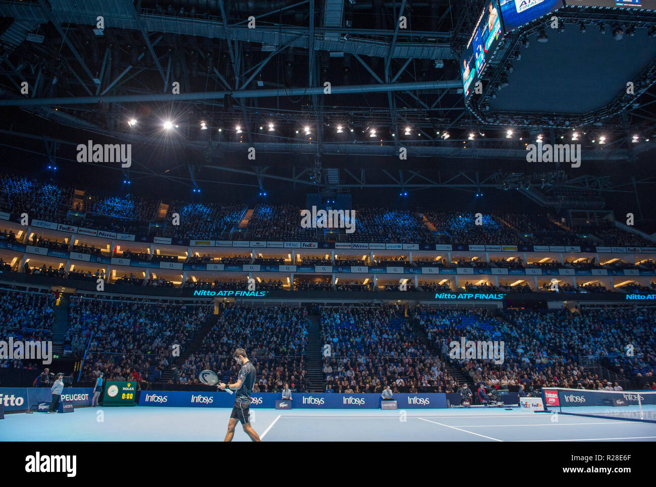 O2, Londres, Royaume-Uni. 17 novembre, 2018. Demi-finales jour du tournoi à l'O2 Arena de Londres, soir match de simple. Novak Djokovic (SRB), classé 1, joue Kevin Anderson (RSA), classé 4. Djokovic gagne 6-2 6-2 à jouer Zverev en finale. Credit : Malcolm Park/Alamy Live News. Banque D'Images