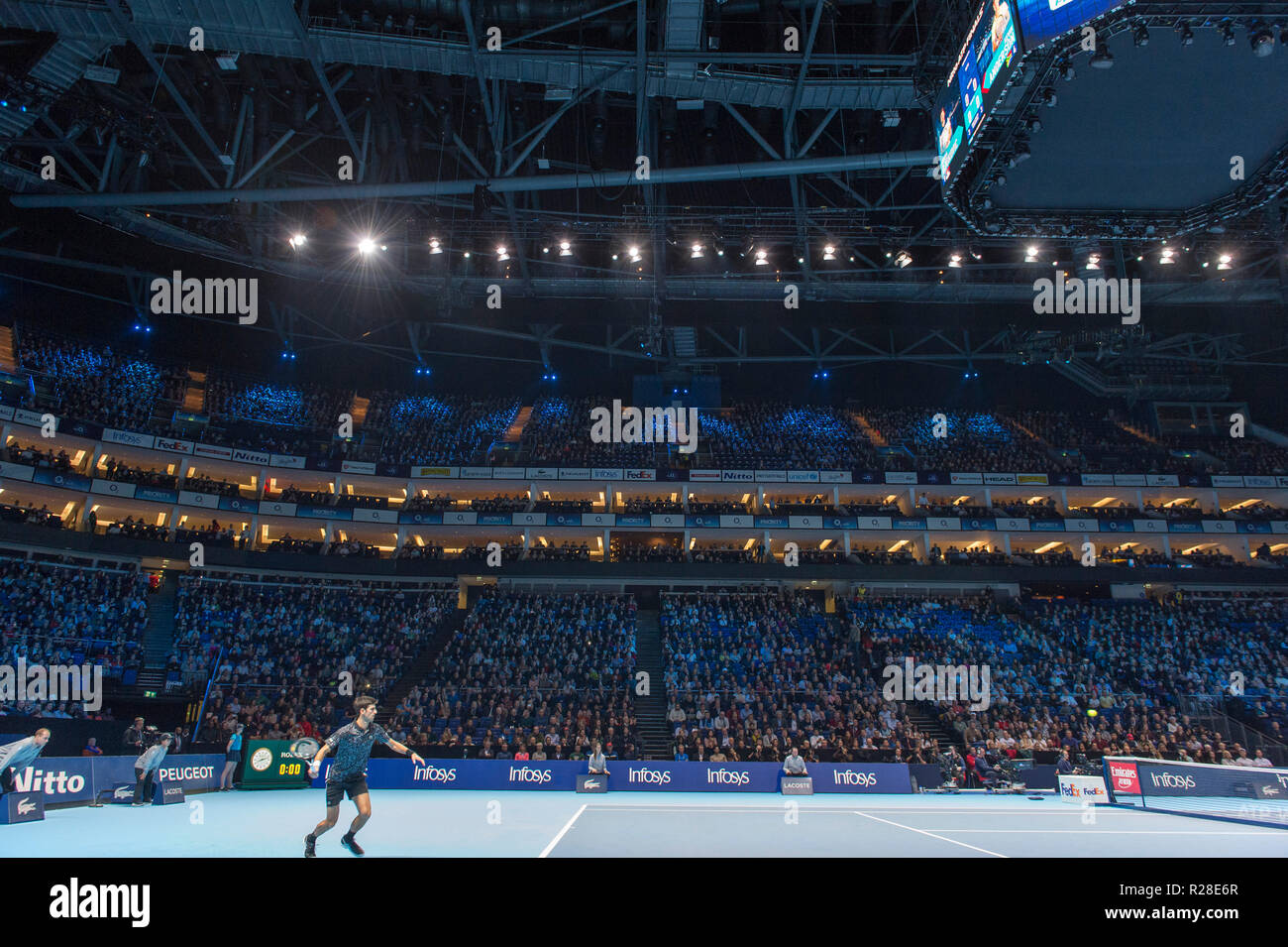 O2, Londres, Royaume-Uni. 17 novembre, 2018. Demi-finales jour du tournoi à l'O2 Arena de Londres, soir match de simple. Novak Djokovic (SRB), classé 1, joue Kevin Anderson (RSA), classé 4. Djokovic gagne 6-2 6-2 à jouer Zverev en finale. Credit : Malcolm Park/Alamy Live News. Banque D'Images