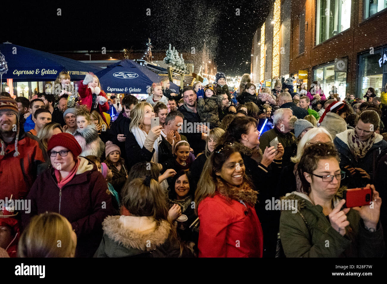 Hereford, Royaume-Uni. 17 novembre, 2018. Des centaines de personnes se rassemblent dans le vieux marché de voir la cérémonie pour allumer l'illuminations de Noël dans le centre commercial du Vieux Marché à Hereford le 17 novembre 2018. Crédit : Jim Wood/Alamy Live News Banque D'Images