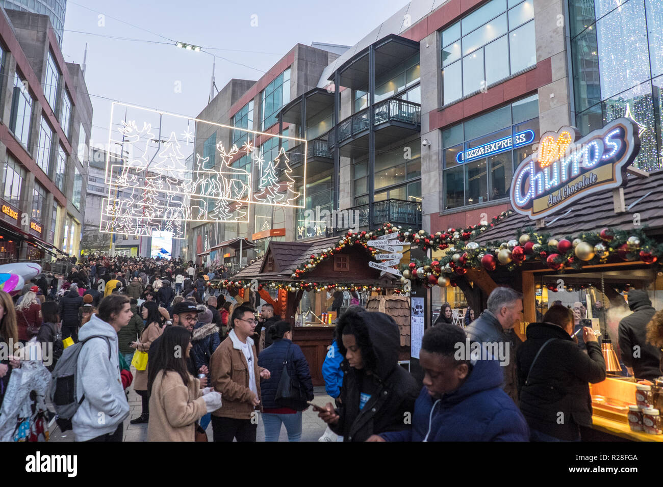 Marché de Noël allemand de Birmingham est le plus grand marché de Noël au Royaume-Uni, et le plus grand marché allemand en dehors de l'Allemagne et l'Autriche.qui a lieu chaque année dans le centre-ville de Birmingham, Angleterre, Royaume-Uni Crédit : Paul Quayle/Alamy Live News Banque D'Images