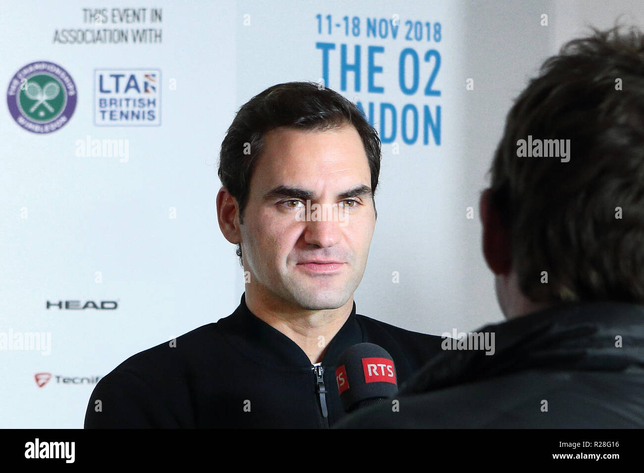 Londres, ANGLETERRE - 17 novembre : Roger Federer La Suisse de donner des entrevues aux médias après sa défaite contre Alexander Zverev de l'Allemagne au cours de l'ATP World Tour finale au O2 Arena le 17 novembre 2018 à Londres, en Angleterre. Photo par Paul Cunningham Crédit : Paul Cunningham/Alamy Live News Banque D'Images