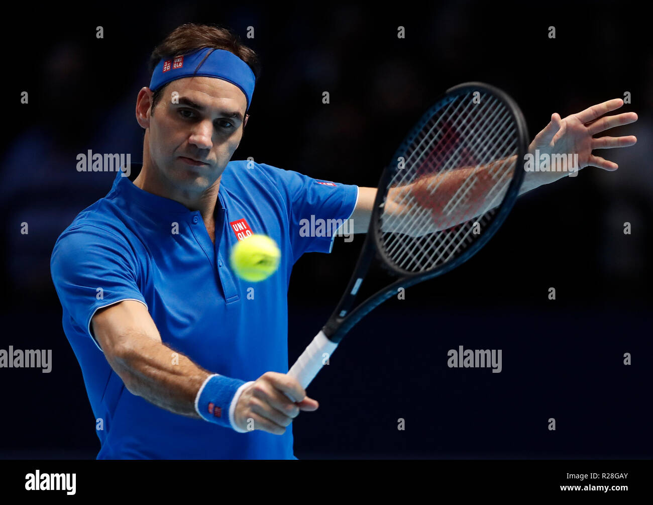 Londres, Royaume-Uni. 17 novembre, 2018. La Suisse de Roger Federer hits un retour au cours de la demi-finale contre des célibataires Alexander Zverev de l'Allemagne durant la journée 7 de la Nitto 2018 ATP World Tour finals à l'O2 Arena de Londres, Grande-Bretagne, le 17 novembre 2018. Roger Federer a perdu 0-2. Credit : Han Yan/Xinhua/Alamy Live News Banque D'Images