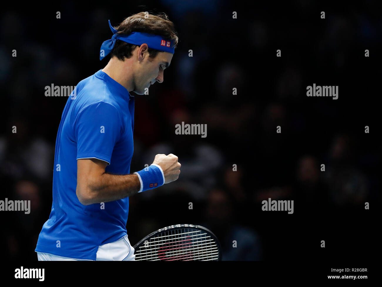 Londres, Royaume-Uni. 17 novembre, 2018. Roger Federer Suisse réagit au cours de la demi-finale contre des célibataires Alexander Zverev de l'Allemagne durant la journée 7 de la Nitto 2018 ATP World Tour finals à l'O2 Arena de Londres, Grande-Bretagne, le 17 novembre 2018. Roger Federer a perdu 0-2. Credit : Han Yan/Xinhua/Alamy Live News Banque D'Images