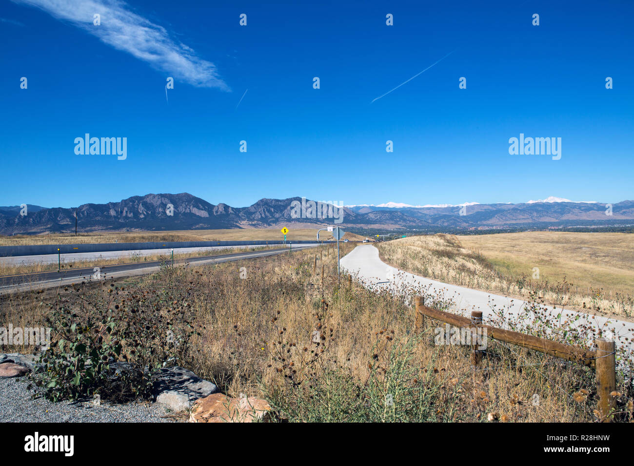 Route en Californie sur le chemin de Boulder City et vue sur les montagnes Banque D'Images