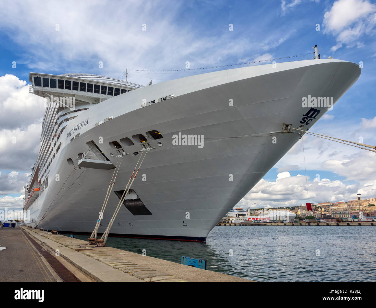 SARDAIGNE, ITALIE - 22 MAI 2018: Arc du navire de croisière MSC Divina attaché à Port Banque D'Images