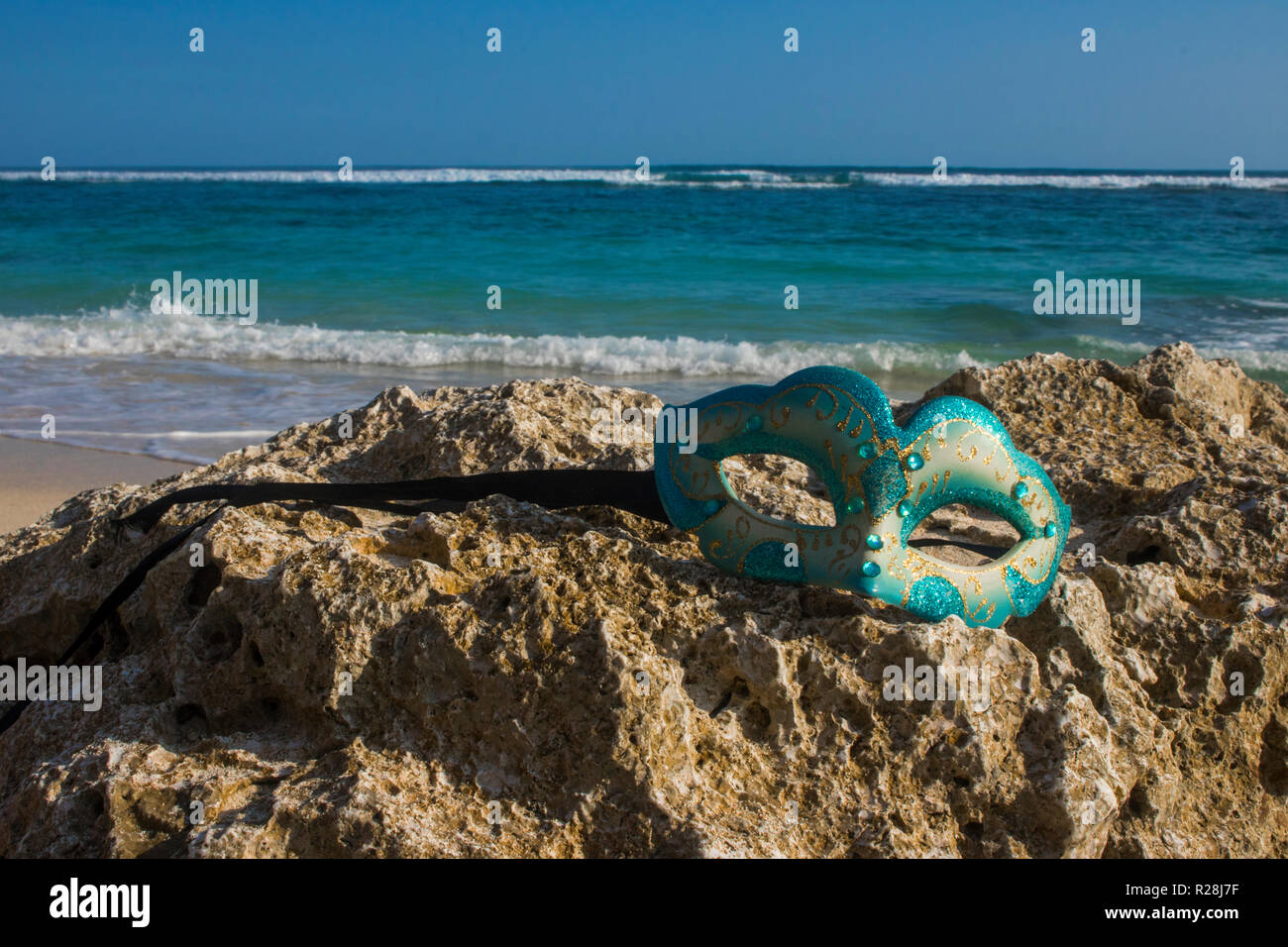 Masquerade party mask on beach voir photo Banque D'Images