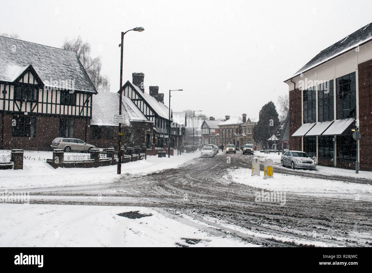 La route principale de Droitwich couvertes de neige. La Bête de l'Est storm. Banque D'Images