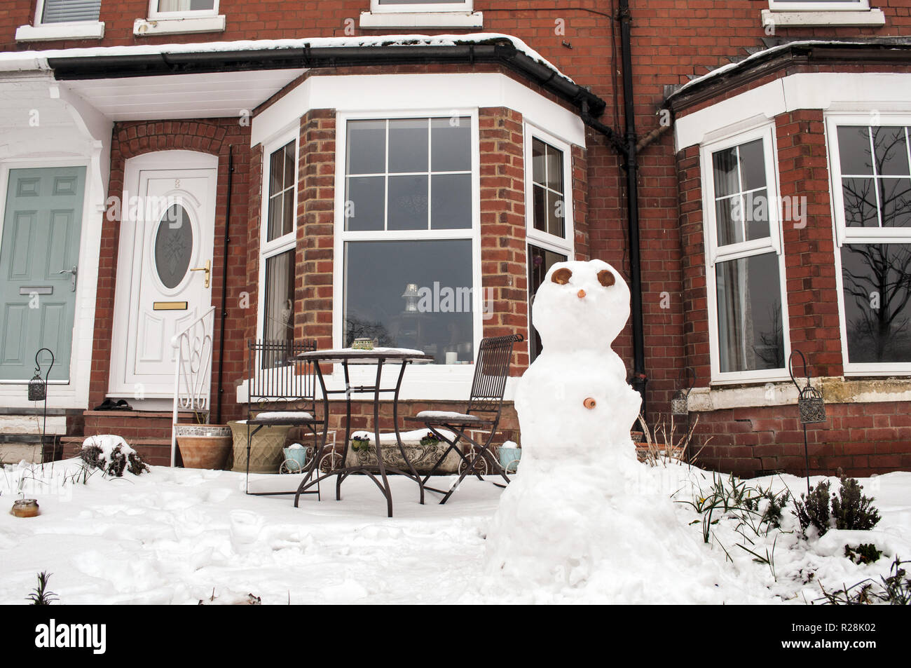 Un beau bonhomme de neige dans le jardin de la famille d'une maison mitoyenne. English saison d'hiver. La bête de l'est Storm. Banque D'Images