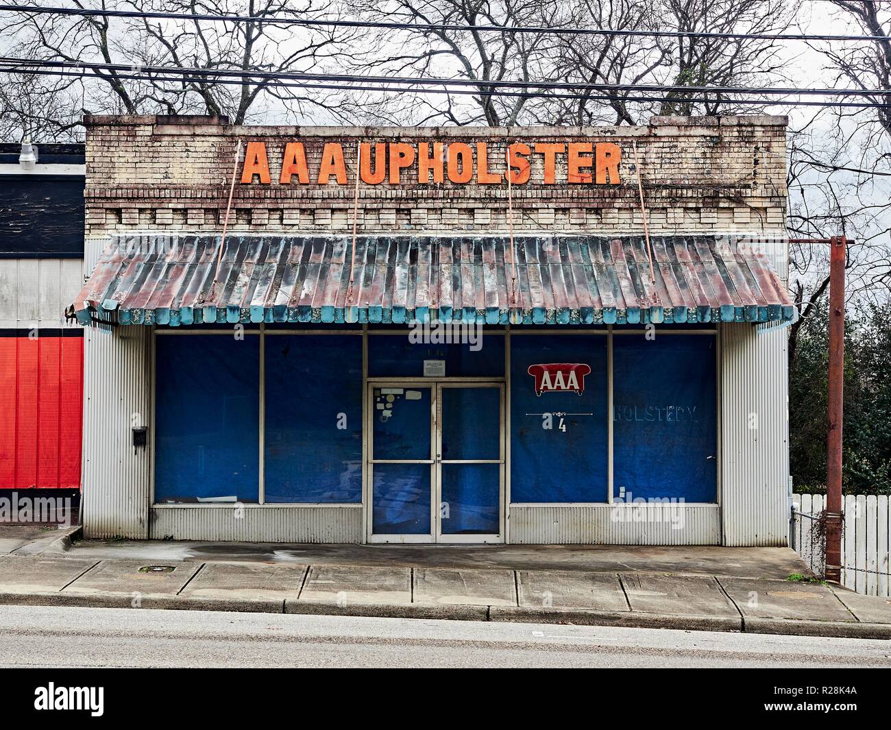 Ancienne petite entreprise en bâtiment fermé un quartier de Montgomery, en Alabama, USA. Banque D'Images