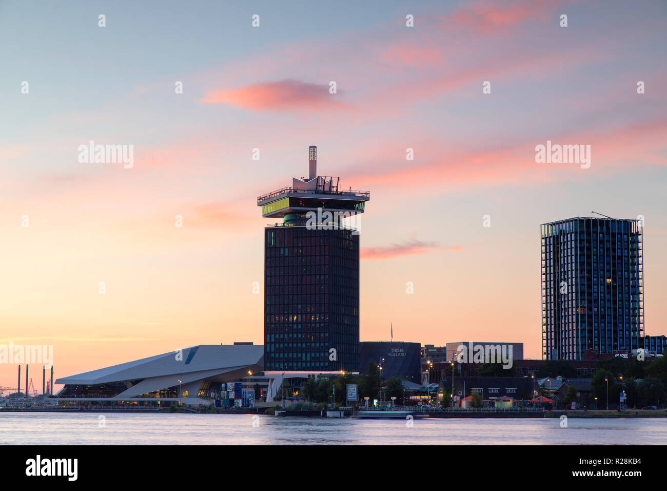 A'Dam Tower et Musée du Film de l'Œil au coucher du soleil, Amsterdam, Pays-Bas, Holland Noord Banque D'Images