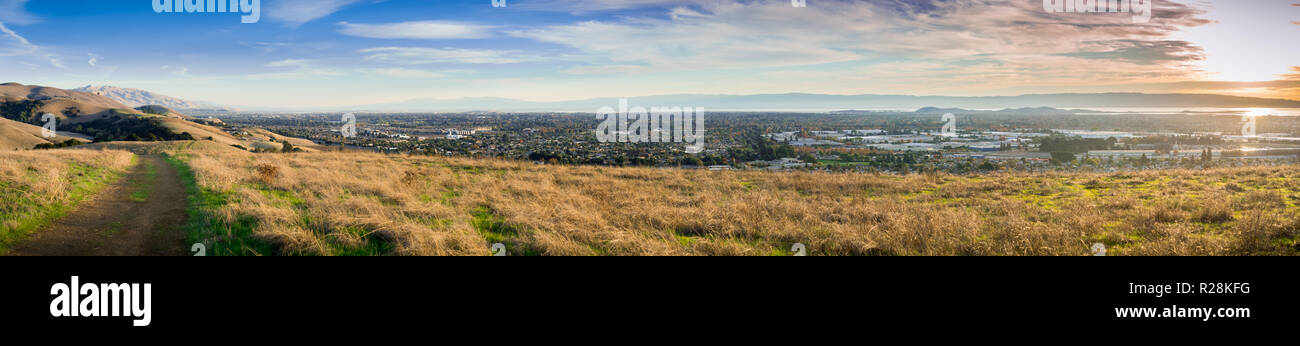 Vue panoramique vers Fremont et Union européenne Ville de Garin Dry Creek Pioneer Regional Park, San Francisco Bay, dans l'arrière-plan Banque D'Images