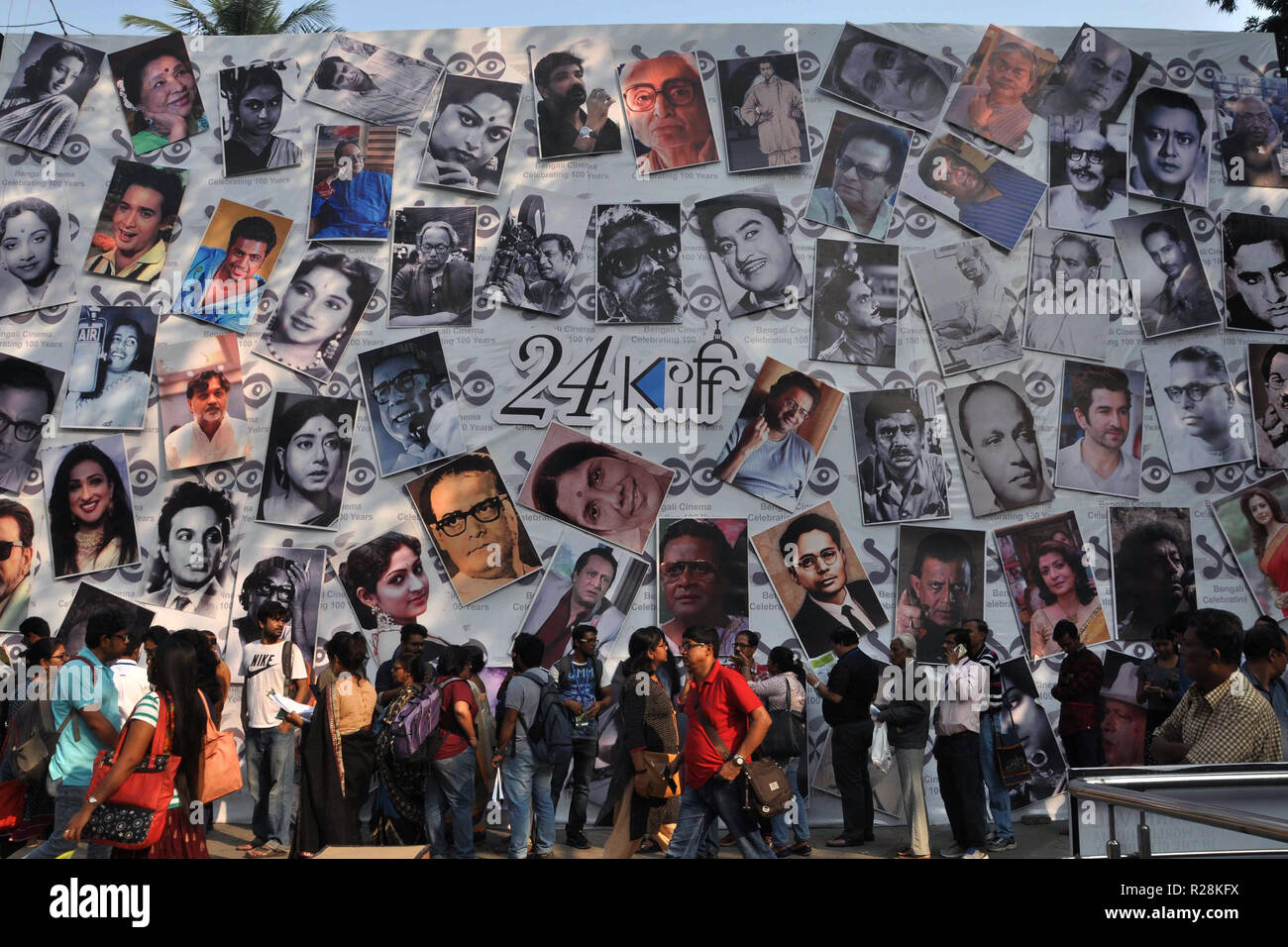 Kolkata, Inde. 17 novembre, 2018. Mordu de cinéma d'attente pour entrer Nandan salle de cinéma le dernier jour de la 24e festival international du film de Kolkata. Credit : Saikat Paul/Pacific Press/Alamy Live News Banque D'Images