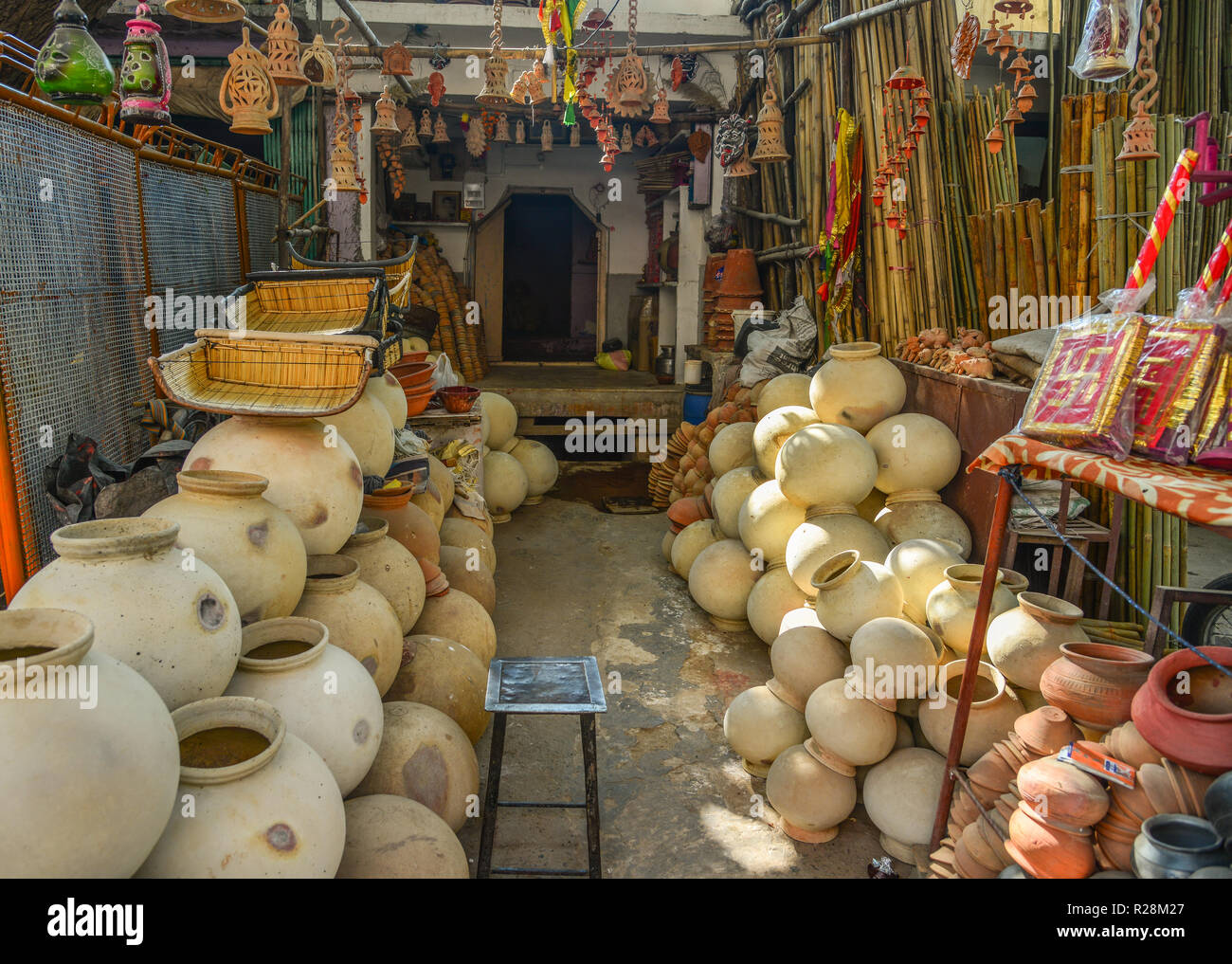 Jodhpur, Inde - Nov 6, 2017. Magasin de poterie à Sadar Market à Jodhpur (Inde). Jodhpur est la deuxième plus grande ville de l'État de Rajasthan. Banque D'Images