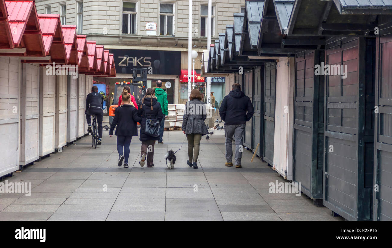 Zagreb, Croatie, novembre 2018 - Les Randonneurs passant par des peuplements denses tout en laissant la place Ban Jelacic Banque D'Images
