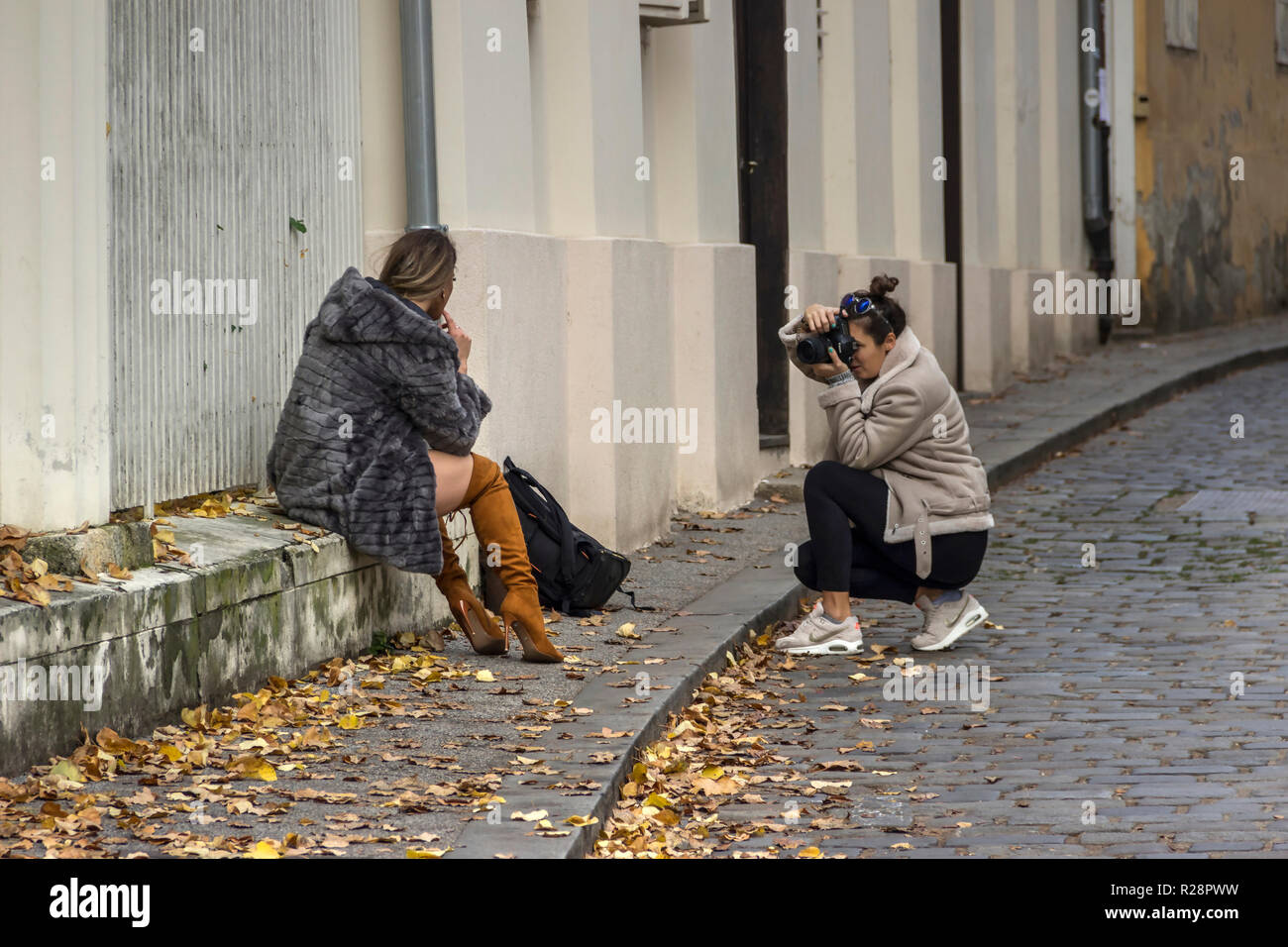 Zagreb, Croatie, novembre 2018 - Femme photographe et modèle attrayant lors d'une séance de photos à la Ville Haute Banque D'Images