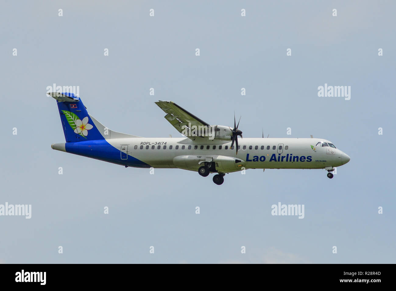 Bangkok, Thaïlande - Apr 23, 2018. Un avion ATR 72 de Lao Airlines à l'atterrissage à l'Aéroport International Suvarnabhumi de Bangkok (BKK). Banque D'Images