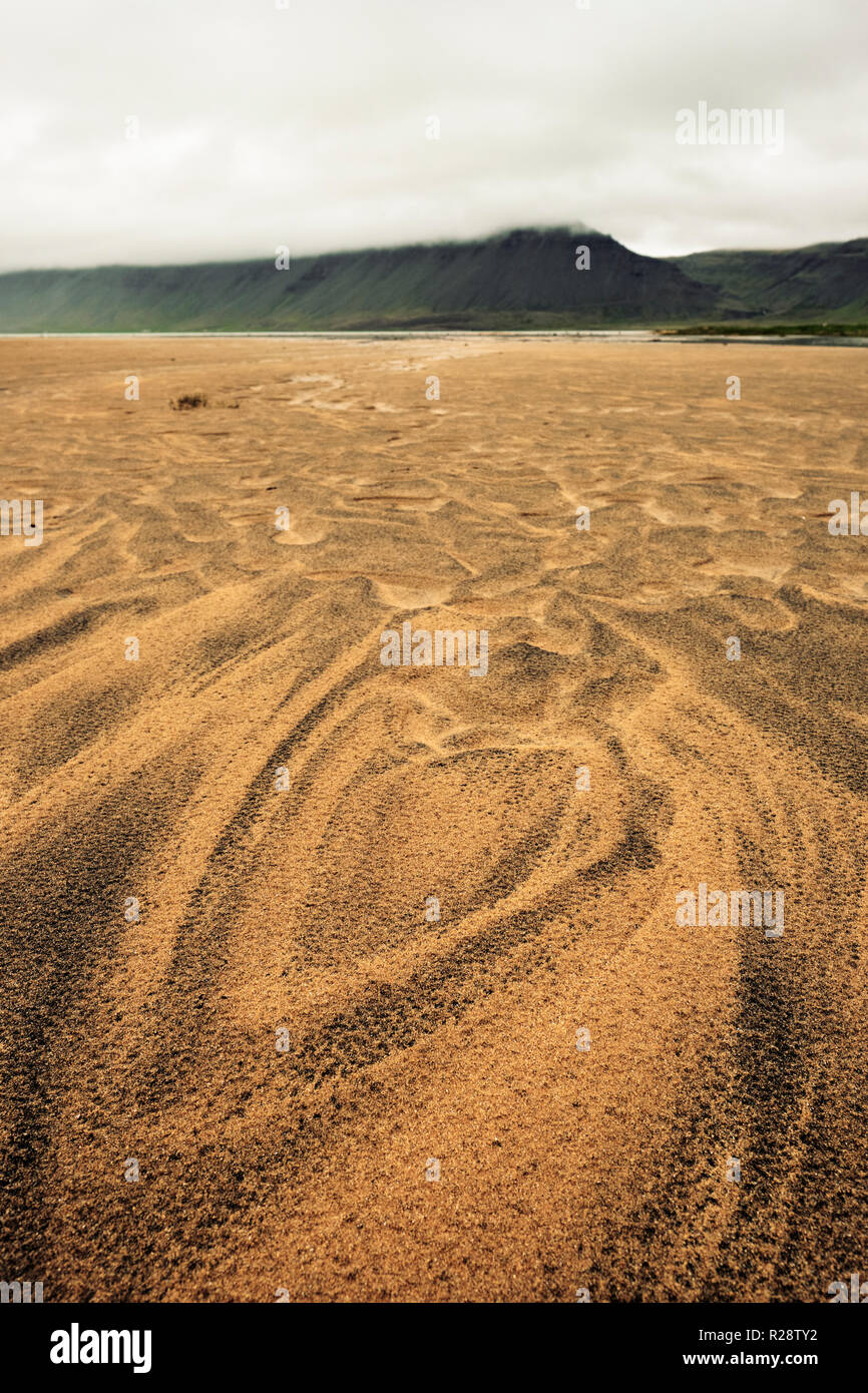 Rauðasandur beach ou Red Sands Beach est une belle grande plage de sable dans un paysage d'Islande Westfjords distant Banque D'Images