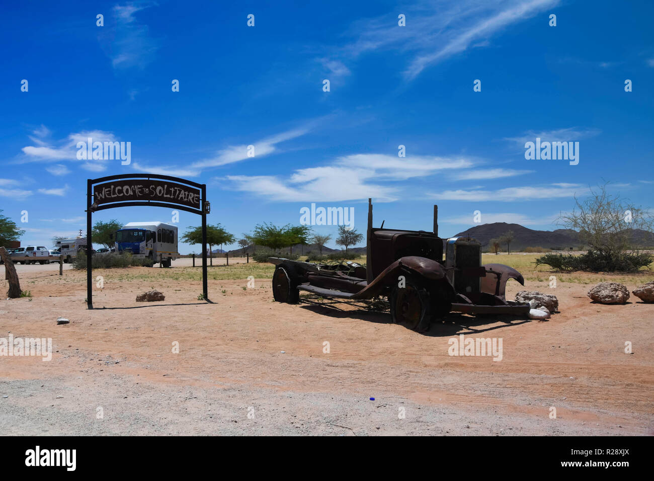 Épaves d'automobiles sont abandonnés dans le désert entourant Solitaire en Namibie. Banque D'Images