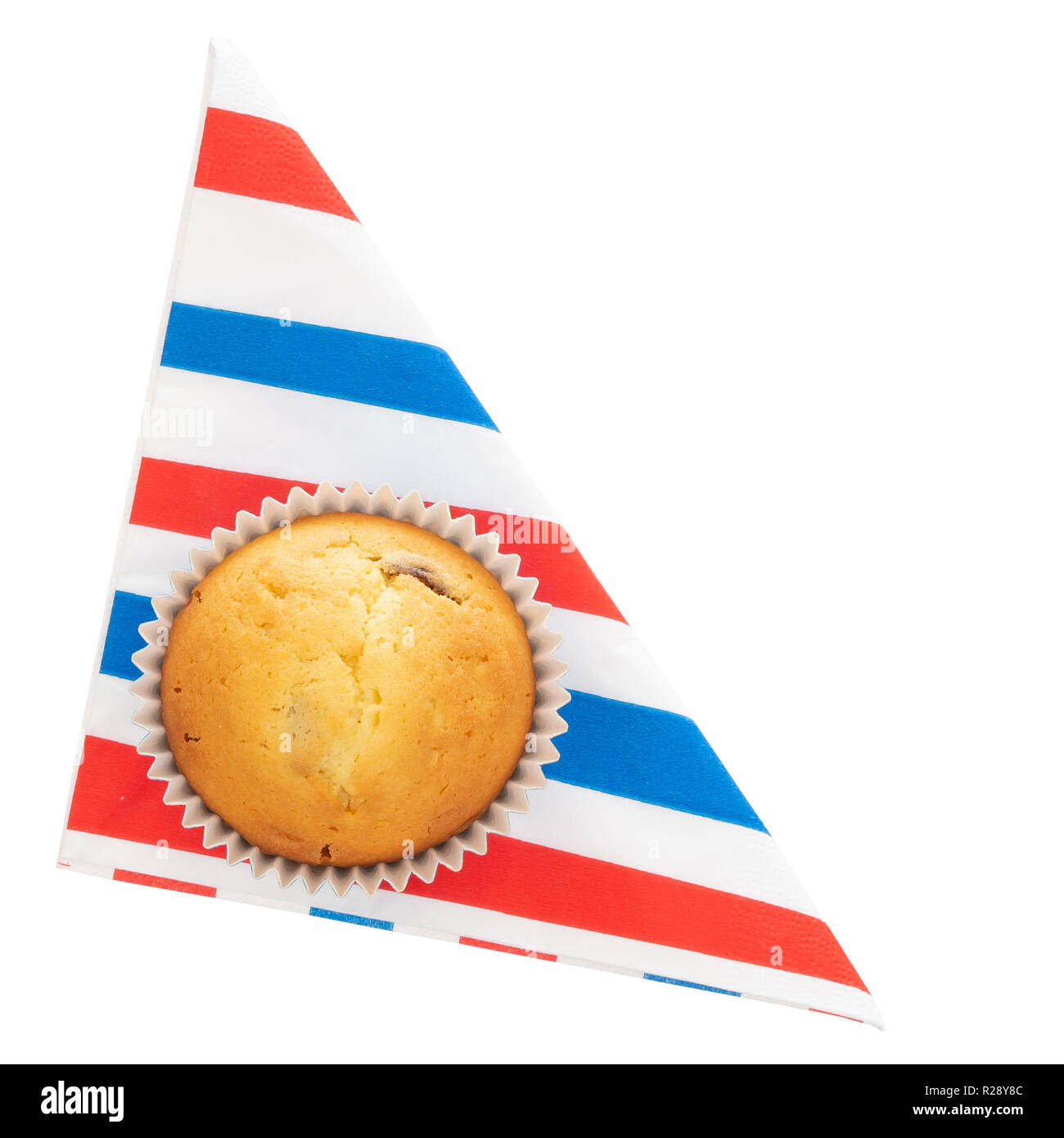 Muffins fruits maison, cupcake sur rouge blanc et bleu, serviette serviette sur plaque, isolé sur blanc. Petit cake maison, les frais généraux de mise à plat de l'action idéale etc. Banque D'Images