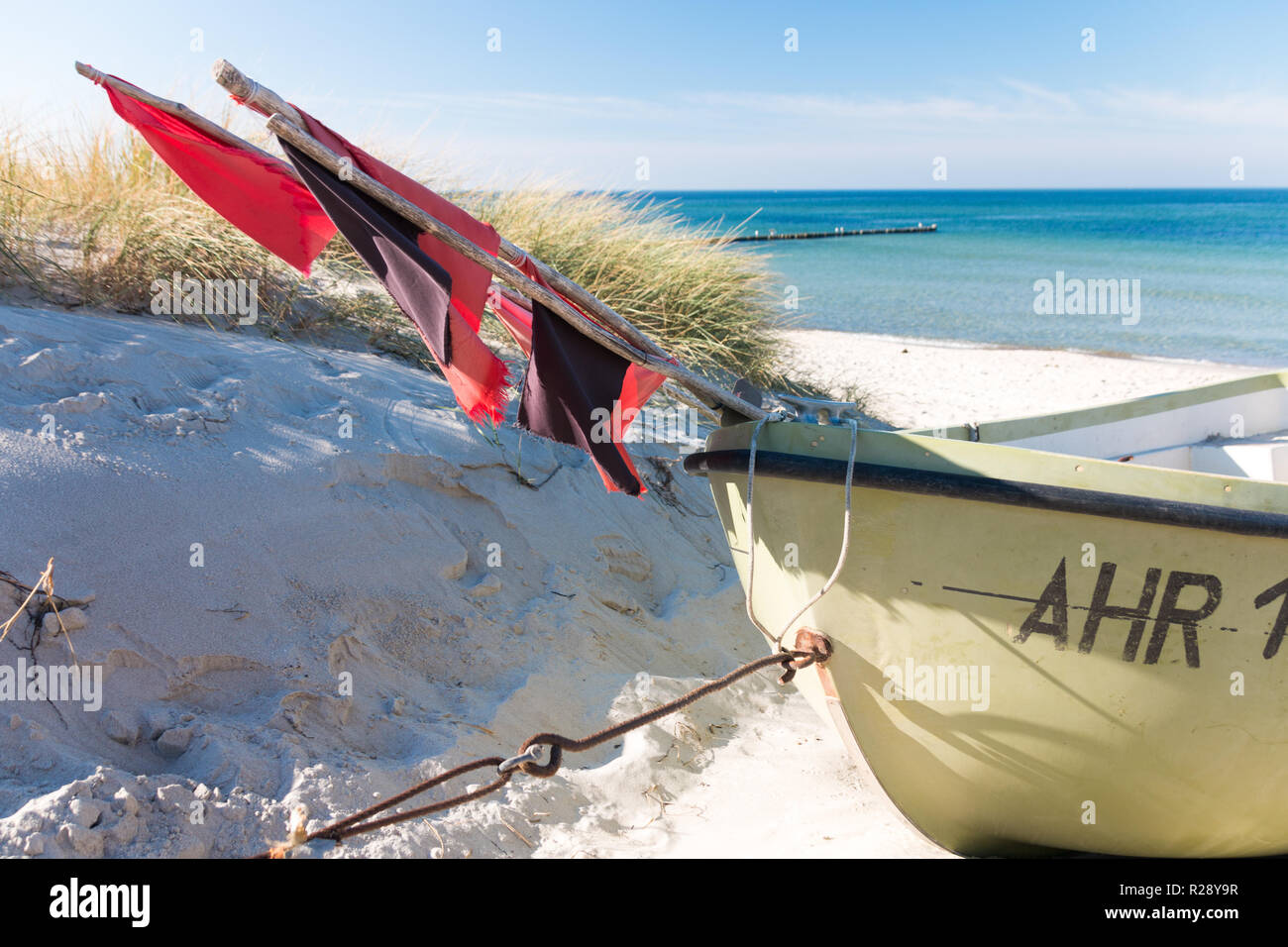 Tauber, Allemagne - 12 octobre 2018 : drapeaux rouges lieu à partir d'un bateau de pêche sur la plage de la mer Baltique en Ahrenshoop, Allemagne. Banque D'Images