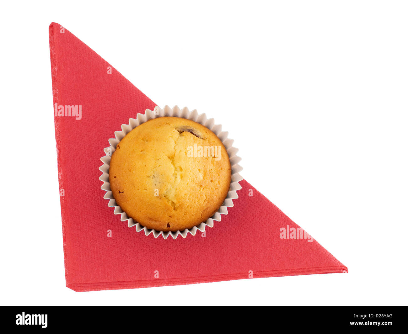 Muffins fruits maison, cupcake sur papier rouge, serviette, nappes isolé sur blanc. Petit cake maison, vue de dessus. Banque D'Images