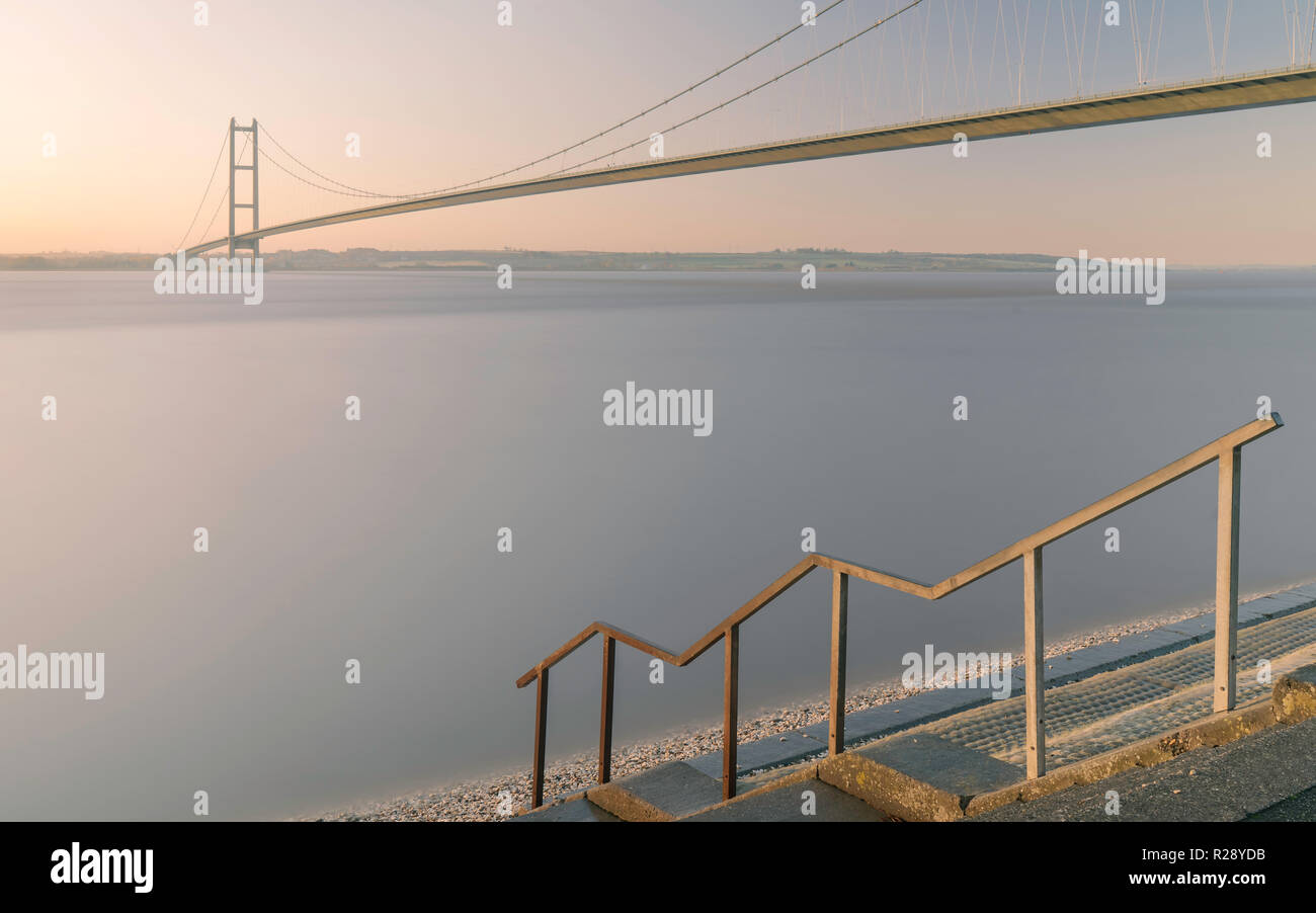 Le Humber Bridge sur l'estuaire de l'aube à marée haute à l'automne, Yorkshire, Royaume-Uni. matin en automne, Yorkshire, UK. Banque D'Images
