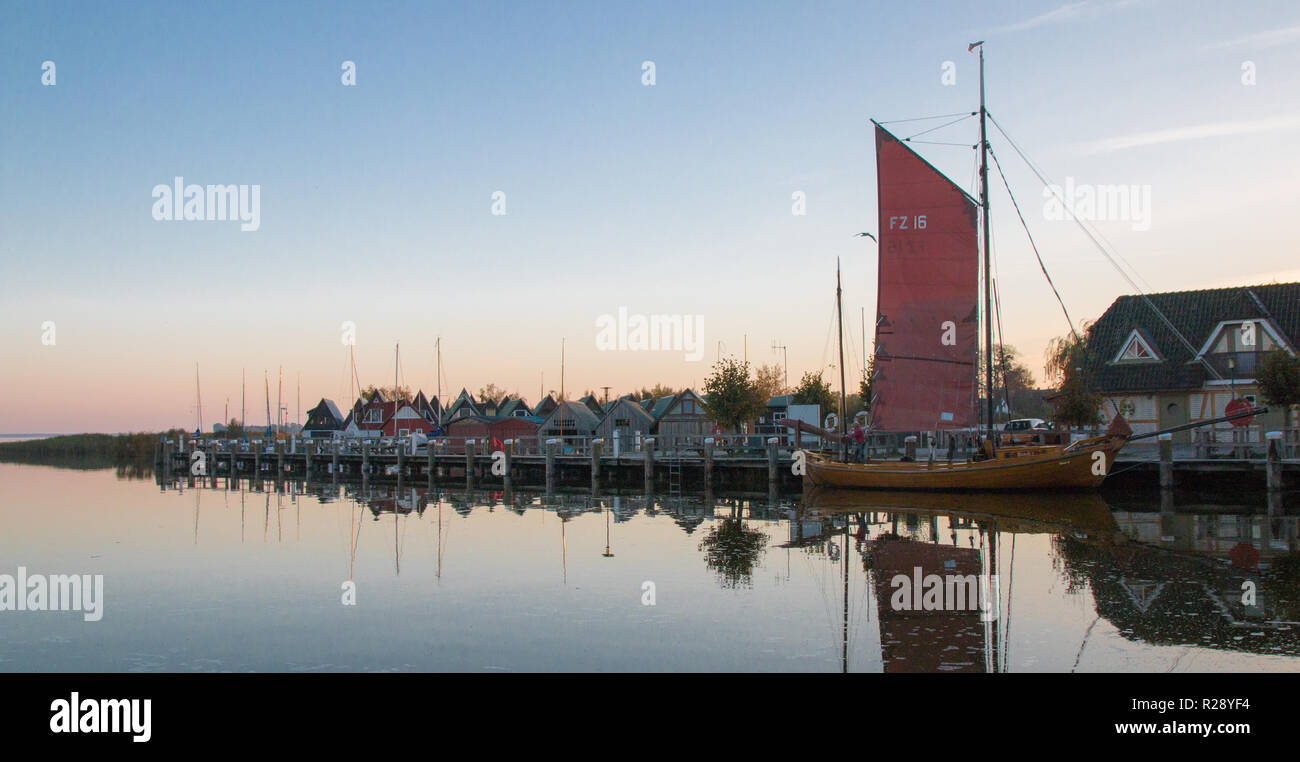 Tauber, Allemagne - 12 octobre 2018 : Vue du port de Ahrenshoop sur la mer Baltique, l'Allemagne. Banque D'Images