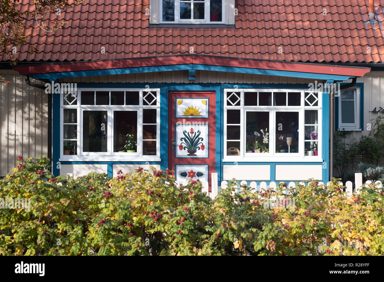 Prerow, Allemagne - le 9 octobre 2018 : voir d'une maison typique sur la mer Baltique avec une porte d'entrée, couleur traditionnelle de l'Allemagne. Banque D'Images