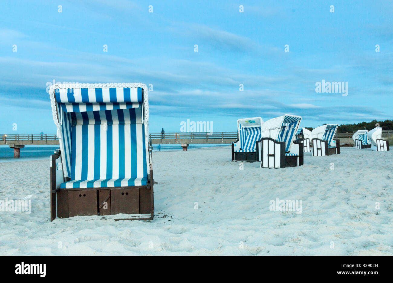 Chaises de plage sur la côte de la mer Baltique. Banque D'Images