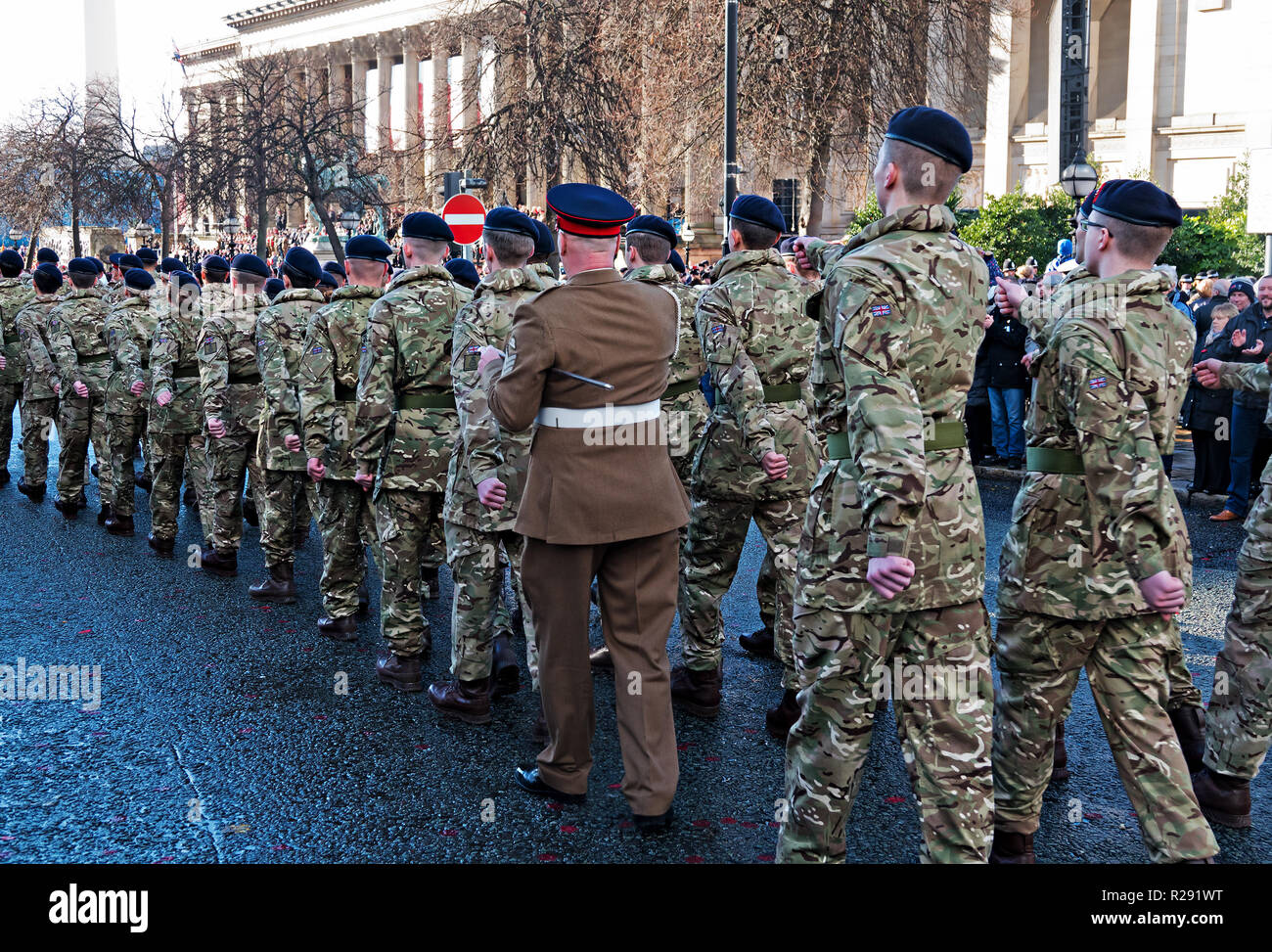 Les membres des Forces armées britanniques en mars le jour de l'Armistice à Liverpool (Royaume-Uni). 11 novembre 2018. Banque D'Images