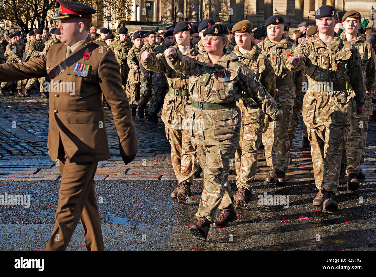 Les membres des Forces armées britanniques en mars le jour de l'Armistice à Liverpool (Royaume-Uni). 11 novembre 2018. Banque D'Images