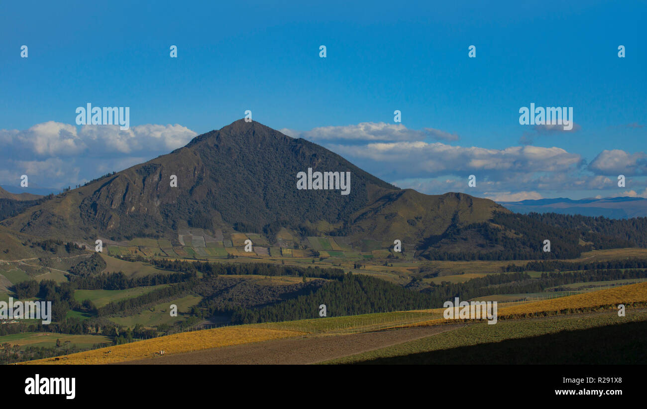 Voir de champs plantés dans les montagnes équatoriennes près du volcan Cotopaxi Banque D'Images