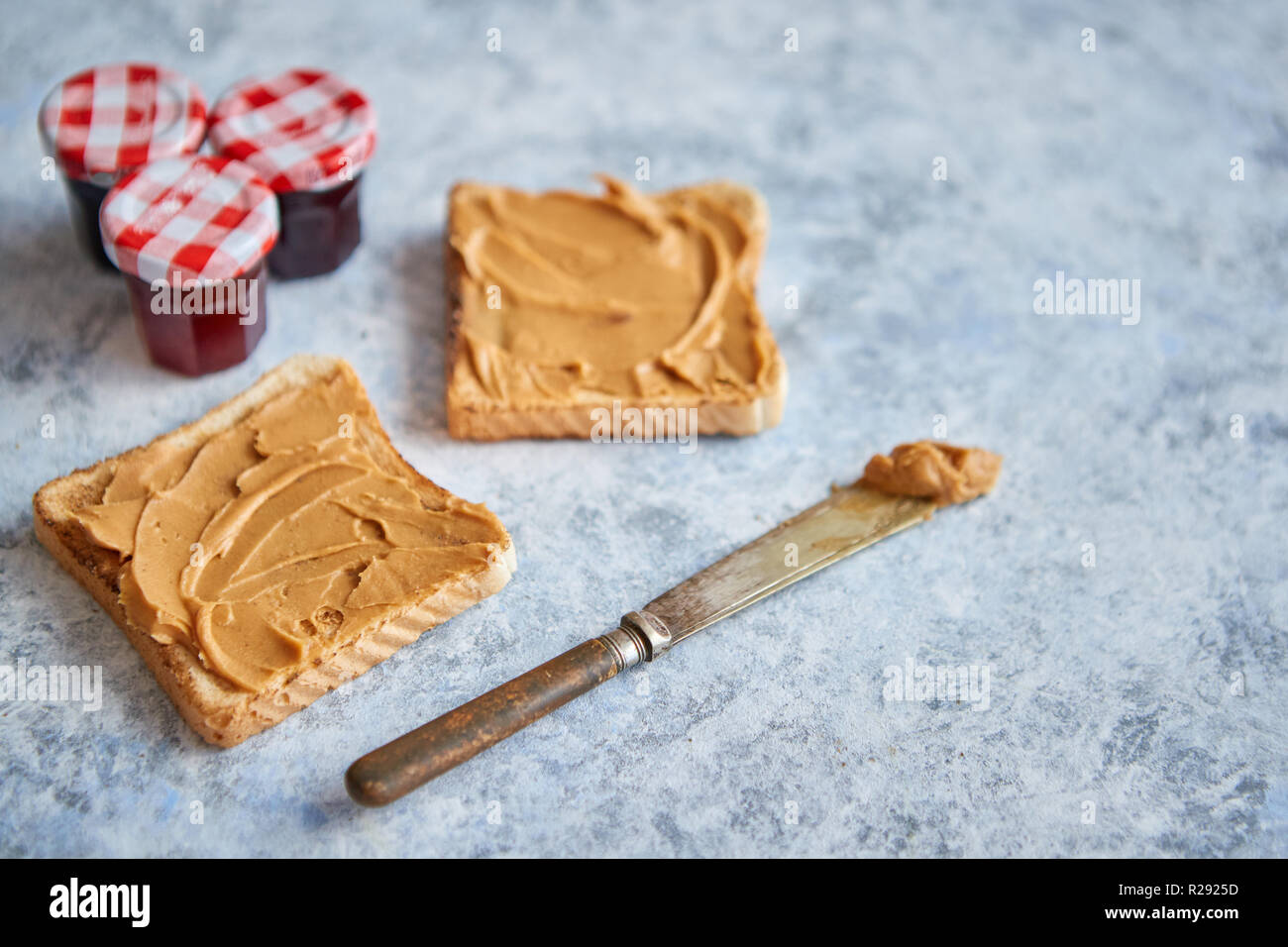 Deux délicieux toasts beurre de cacahuète mis sur table en pierre Banque D'Images