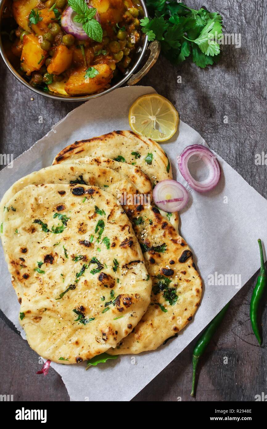 Kulcha maison / pain plat indien Naan beurre servi avec Alu Matar - repas Diwali Banque D'Images