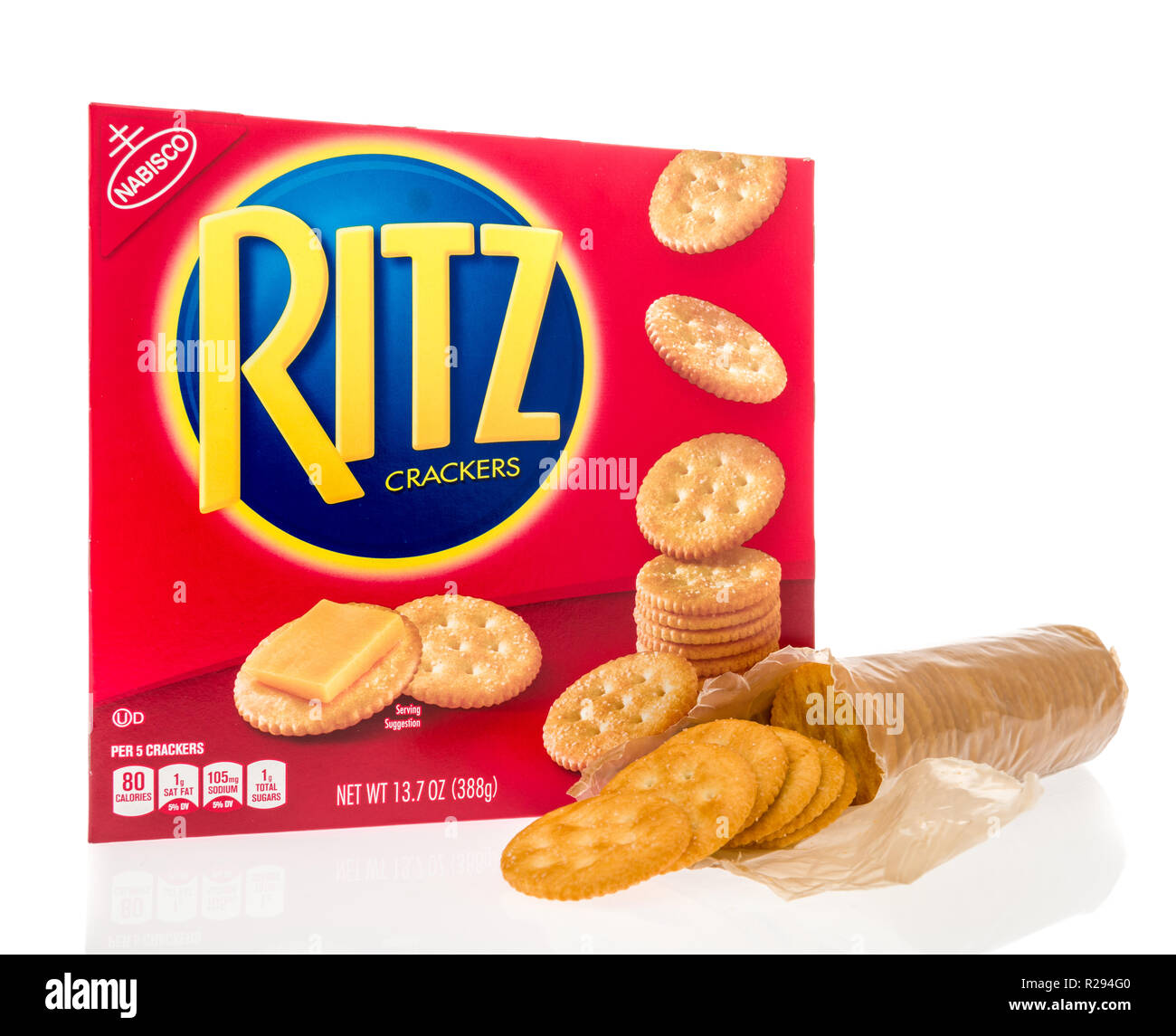 Winneconne, WI - 4 novembre 2018 : une boîte de craquelins Ritz avec un tube ouvert de crackers à côté de lui sur un fond isolé. Banque D'Images